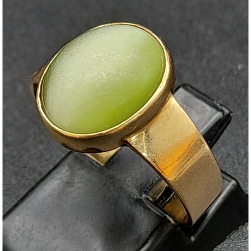 233 - An 18K Yellow Gold Cats Eye Cabochon Ring. Size M. 3.8g total weight.