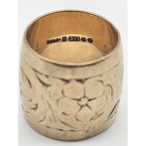 217 - A vintage, 9 K yellow gold ring by the famous London goldsmiths Brody Williams Ltd (BW&S). Barrel sh... 