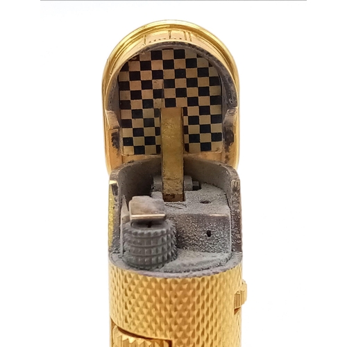 130 - A DUNHILL GOLD PLATED FLIP TOP LIGHTER IN VERY GOOD CONDITION .  7cms tall. No International shippin... 