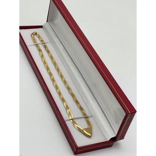 139 - A very feminine 9 K yellow gold necklace with a pleated chain and a heart at the centre. Length: 41 ... 