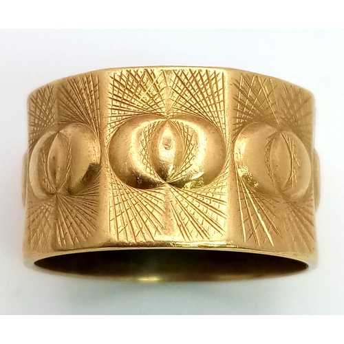 23 - A Vintage 18K Yellow Gold Band Ring. Geometric twin circle design. Size Q. 10.42g