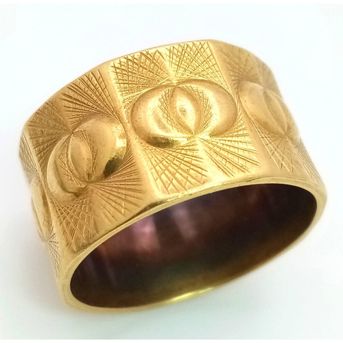 23 - A Vintage 18K Yellow Gold Band Ring. Geometric twin circle design. Size Q. 10.42g