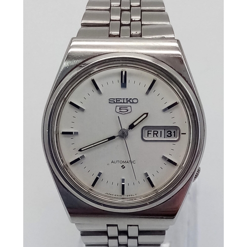 1635 - A Vintage Seiko 5 Automatic Gents Watch. Stainless steel strap and case - 36mm. White dial with date... 