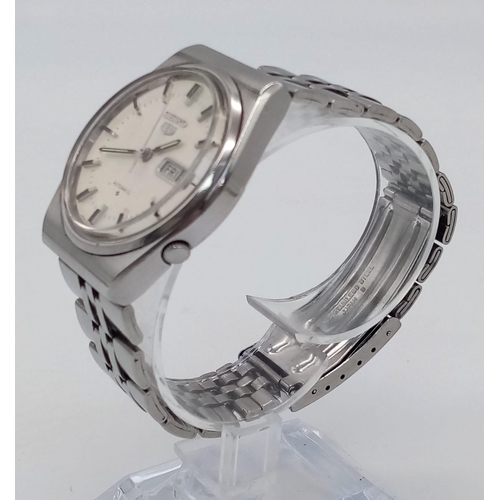 1635 - A Vintage Seiko 5 Automatic Gents Watch. Stainless steel strap and case - 36mm. White dial with date... 