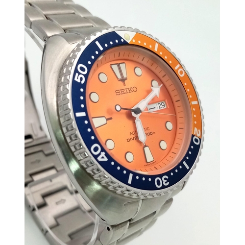 65 - A Seiko Air Divers Automatic Gents Watch. Stainless steel strap and case - 45mm. Metallic orange dia... 