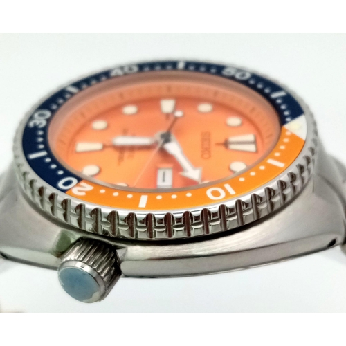 65 - A Seiko Air Divers Automatic Gents Watch. Stainless steel strap and case - 45mm. Metallic orange dia... 