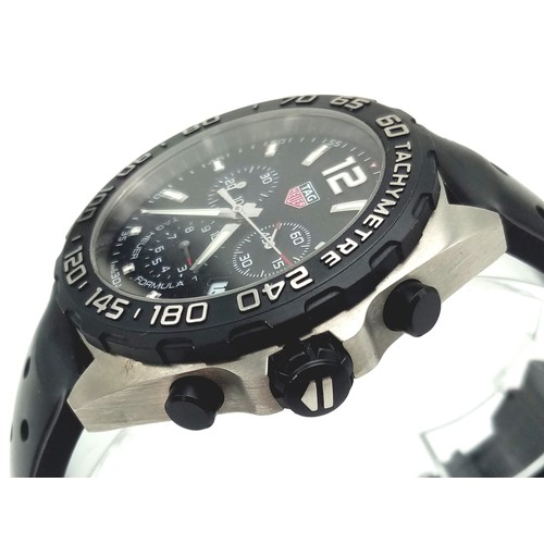 50 - A Tag Heuer Formula Gents Chronograph Watch. Black rubber strap. Black dial with three sub dials. Qu... 