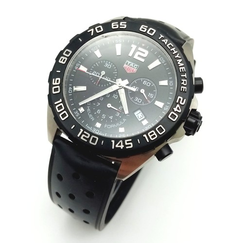 50 - A Tag Heuer Formula Gents Chronograph Watch. Black rubber strap. Black dial with three sub dials. Qu... 