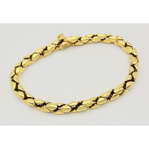 347 - An 18K Yellow Gold Reptilian Link Bracelet. Sapphire decorated clasp. 20cm. 19.05g. Ref: 12812