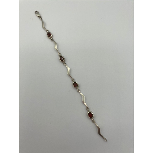 420 - Attractive SILVER and GARNET TENNIS BRACELET, Having unusual ‘lightening flash’ Silver links. 19 cm ... 