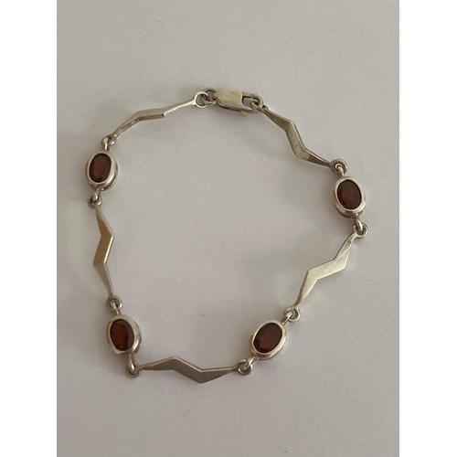 420 - Attractive SILVER and GARNET TENNIS BRACELET, Having unusual ‘lightening flash’ Silver links. 19 cm ... 