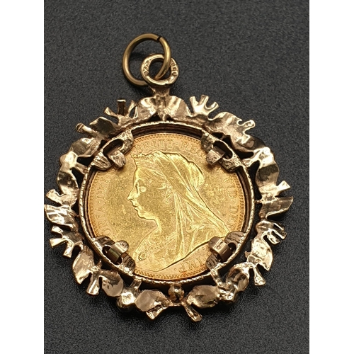 33 - 22k yellow gold full Sovereign coin with Queen Victoria dated 1900, set into a 9ct yellow gold flora... 