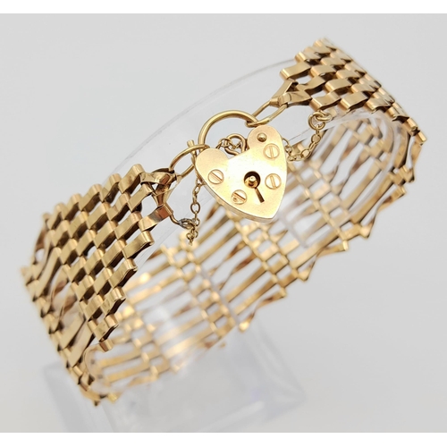 40 - 9k yellow gold gate bracelet with heart padlock fastening, 19cm length, 17.1g weight