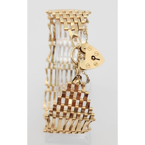 40 - 9k yellow gold gate bracelet with heart padlock fastening, 19cm length, 17.1g weight