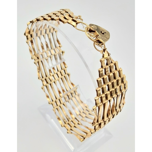 40 - 9k yellow gold gate bracelet with heart padlock fastening, 19cm length, 17.1g weight