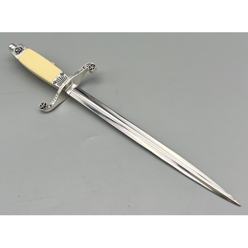 621 - An Excellent Condition Vintage Presentation Russian Fighting Knife as Commission by Franklin Mint. 3... 