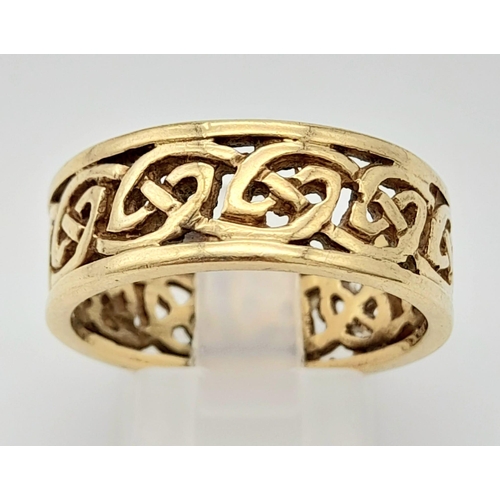 73 - A Vintage 9K Yellow Gold Pierced Geometric Decorative Band Ring. Size T 1/2. 6.6g