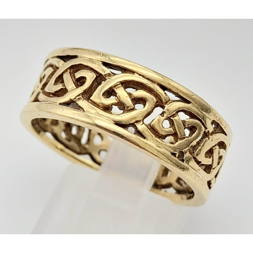 73 - A Vintage 9K Yellow Gold Pierced Geometric Decorative Band Ring. Size T 1/2. 6.6g