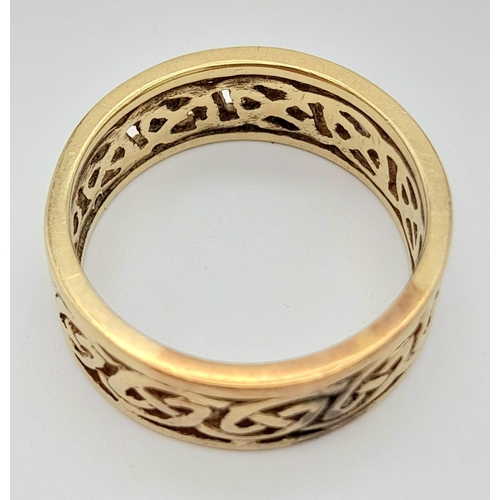 73 - A Vintage 9K Yellow Gold Pierced Geometric Decorative Band Ring. Size T 1/2. 6.6g