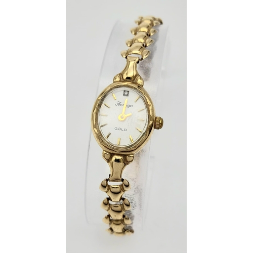 913 - A 9K Yellow Gold Vintage Ladies Sovereign Watch. 9K gold bracelet and case - 15mm. Quartz movement i... 