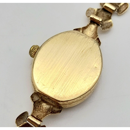 913 - A 9K Yellow Gold Vintage Ladies Sovereign Watch. 9K gold bracelet and case - 15mm. Quartz movement i... 
