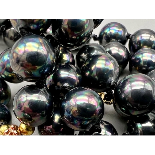 765 - A South Sea Rainbow Black Pearl SHELL Necklace with Hanging Shell Pearl Pendant. 44cm necklace lengt... 