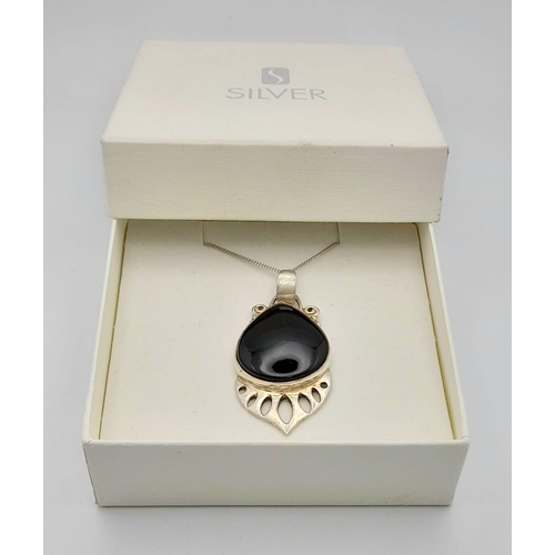 654 - A Vintage Sterling Silver Art Deco Design Onyx Set Pendant Necklace. 46cm Length Sterling Silver Cha... 