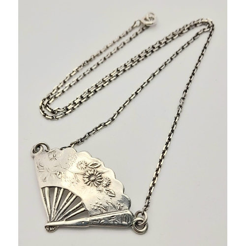 922 - A Scarce South American Silver Fan Pendant Necklace 41cm Length. Most Likely Peruvian. 5.47 Grams.