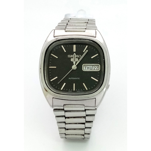 1157 - A Vintage Seiko 5 Classic TV-Shape Gents Watch. Stainless steel strap and case - 34mm. Black dial wi... 