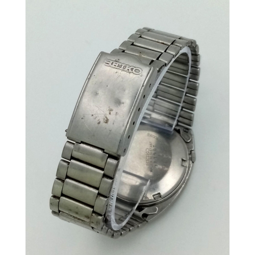1157 - A Vintage Seiko 5 Classic TV-Shape Gents Watch. Stainless steel strap and case - 34mm. Black dial wi... 