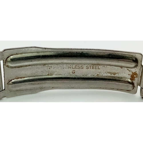 1157 - A Vintage Seiko 5 Classic TV-Shape Gents Watch. Stainless steel strap and case - 34mm. Black dial wi... 