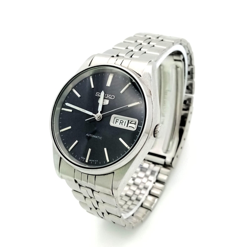 415 - A Vintage Seiko 5 Automatic Gents Watch. Stainless steel strap and case - 36mm. Black dial with day/... 