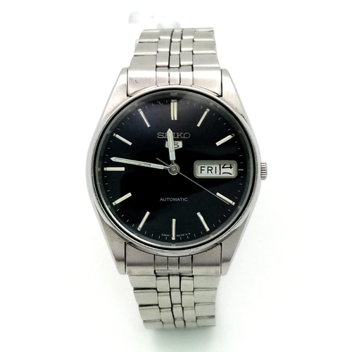 415 - A Vintage Seiko 5 Automatic Gents Watch. Stainless steel strap and case - 36mm. Black dial with day/... 