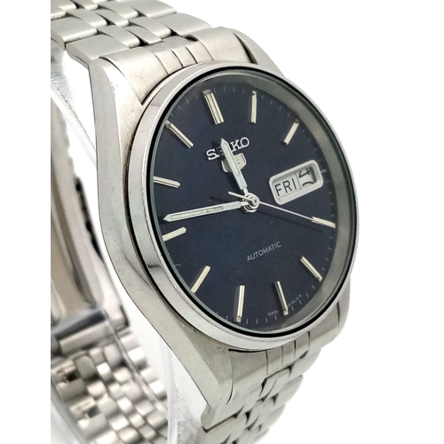 415 - A Vintage Seiko 5 Automatic Gents Watch. Stainless steel strap and case - 36mm. Black dial with day/... 