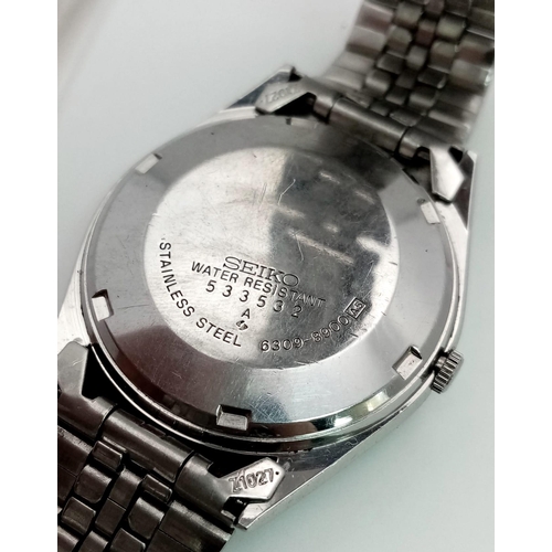 415 - A Vintage Seiko 5 Automatic Gents Watch. Stainless steel strap and case - 36mm. Black dial with day/... 