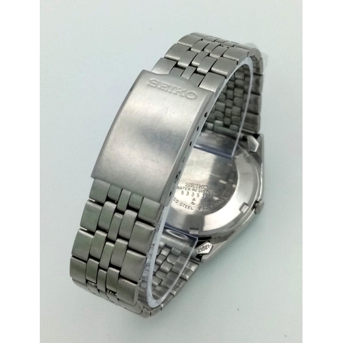 415 - A Vintage Seiko 5 Automatic Gents Watch. Stainless steel strap and case - 36mm. Black dial with day/... 
