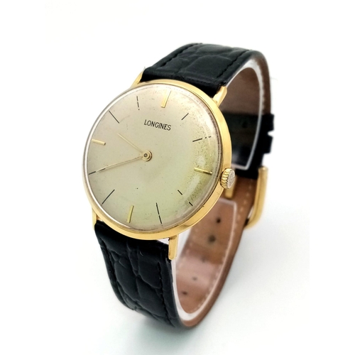 722 - A Vintage Longine 18K Gold Cased Gents Watch. Black leather strap. 18k gold case - 34mm. Silver- gre... 
