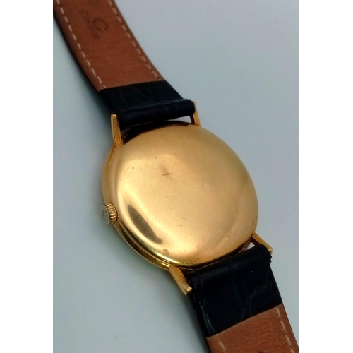 722 - A Vintage Longine 18K Gold Cased Gents Watch. Black leather strap. 18k gold case - 34mm. Silver- gre... 