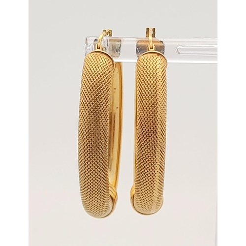 45 - Two Vintage 9K Yellow Gold Oval Hoop Earrings. Fine mesh decoration on one side. 5.5g total weight