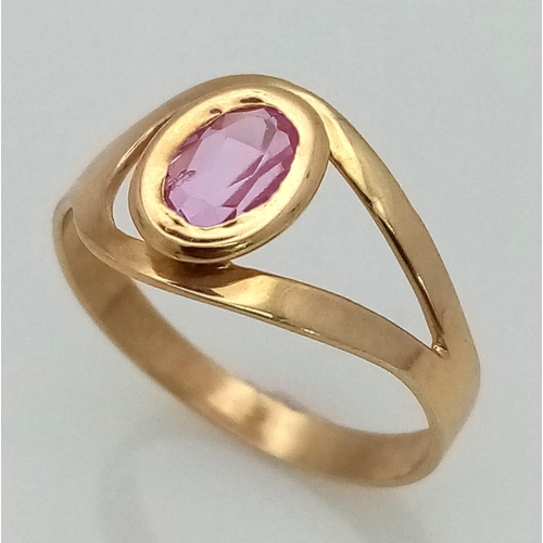 142 - 18K YELLOW GOLD PINK SAPPHIRE RING. TOTAL WEIGHT 1.5G.  SIZE K