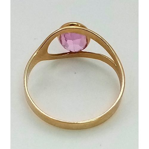 142 - 18K YELLOW GOLD PINK SAPPHIRE RING. TOTAL WEIGHT 1.5G.  SIZE K