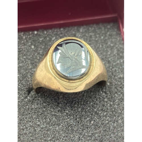 51 - 9 carat YELLOW GOLD RING with  intaglio centurion mounted to top in grey Haematite gemstone.  Approx... 