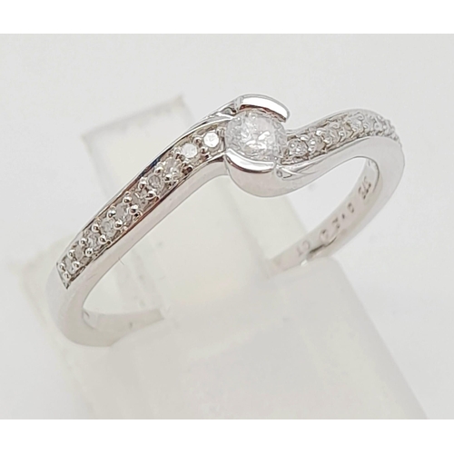 645 - 9K WHITE GOLD DIAMOND TWIST BAND RING. 0.20CT DIAMOND. TOTAL WEIGHT 2.1G. SIZE N