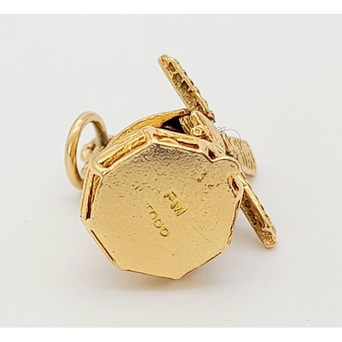 771 - 9K YELLOW GOLD WINDMILL CHARM WITH SPINNING WHEEL 3.37G