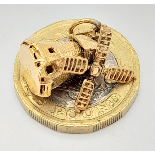 771 - 9K YELLOW GOLD WINDMILL CHARM WITH SPINNING WHEEL 3.37G