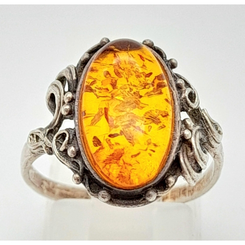 772 - A 925 Silver Amber Ring. Total Weight 2.97g. Sie P.