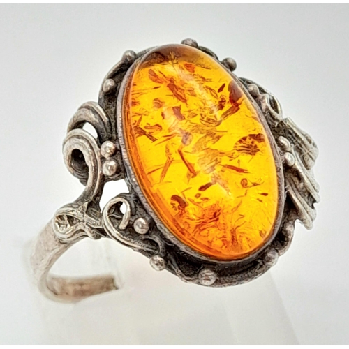 772 - A 925 Silver Amber Ring. Total Weight 2.97g. Sie P.