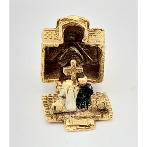 778 - 9K YELLOW GOLD CHURCH CHARM THAT OPENS TO REVEAL BRIDE AND GROOM.  2.9G