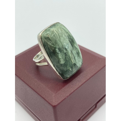 434 - Vintage SILVER and SERAPHINITE RING Having a large rectangular polished SÉRAPHINITE gemstone mounted... 