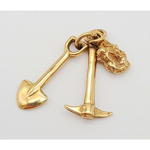 403 - 9K YELLOW GOLD PITCH FORK, SHOVEL & GOLD NUGGET GOLD RUSH. TOTAL WEIGHT 1.94G